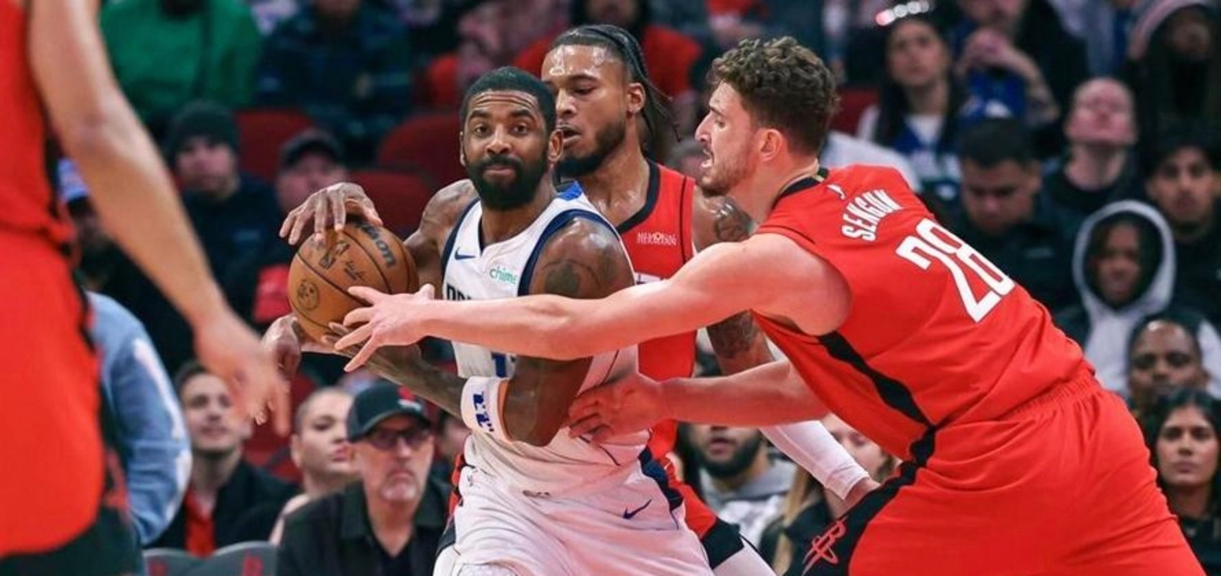 爱游戏入口-比赛对抗中,队员在移动中接球,双脚分别先后左右着地